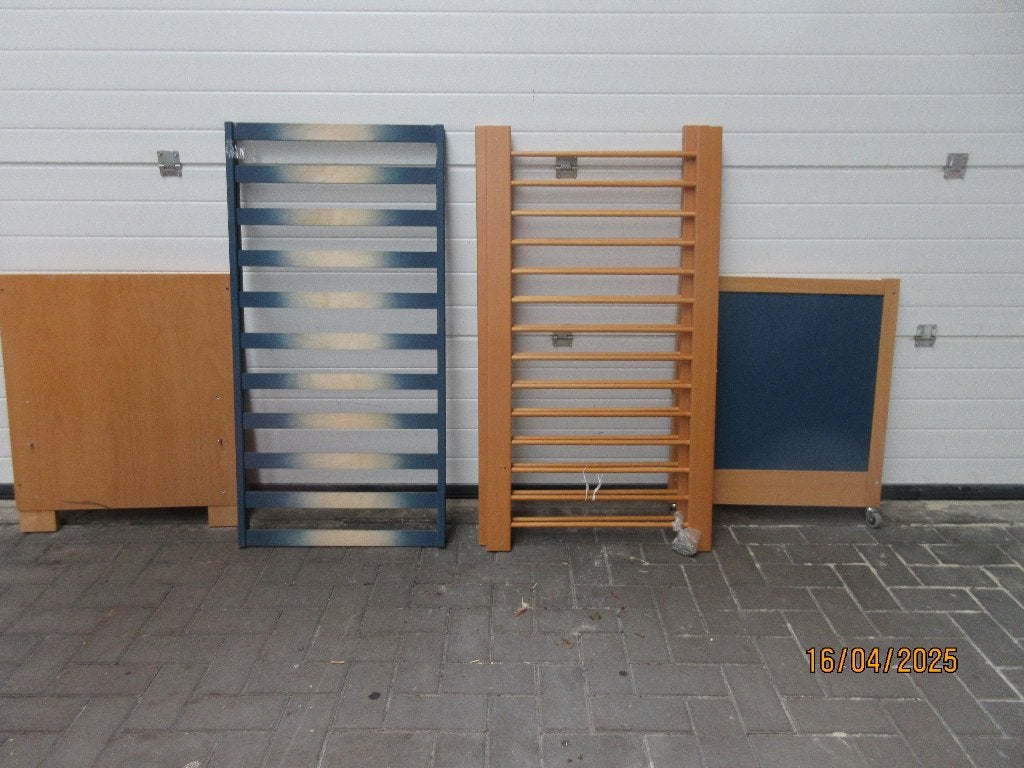 houten kinderledikant blauw met houtkleur op wieltjes, Ophalen, Gebruikt, Ledikant