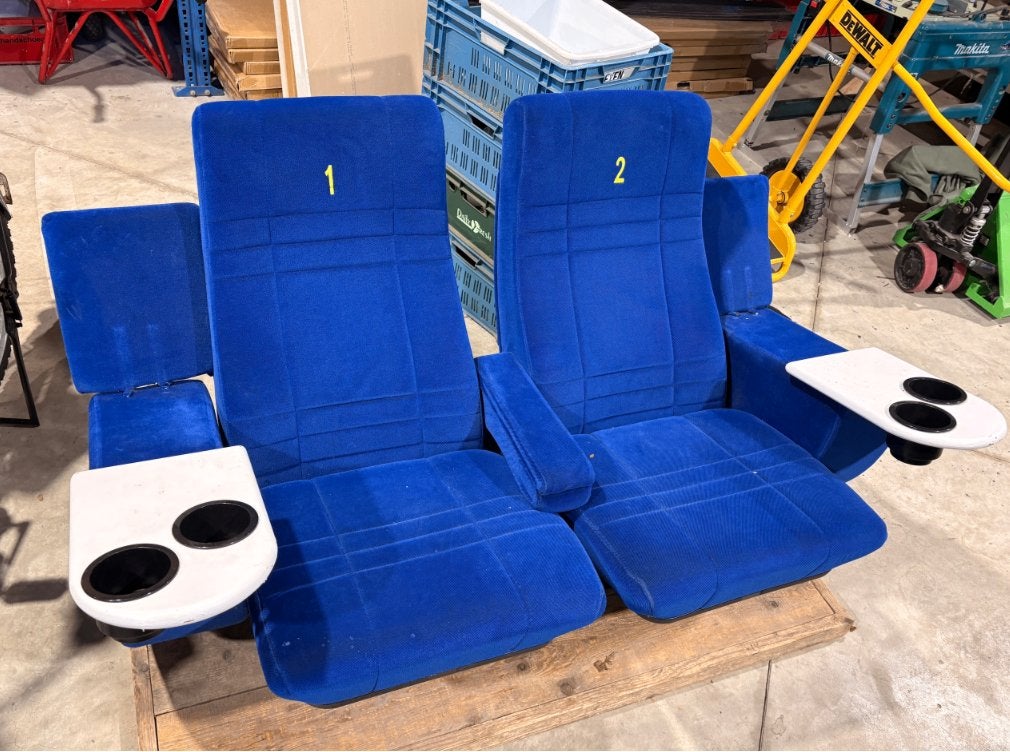 Originele bioscoopstoelen uit Enschede, blauw velours, Gebruikt, Blauw, Ophalen of Verzenden, Twee