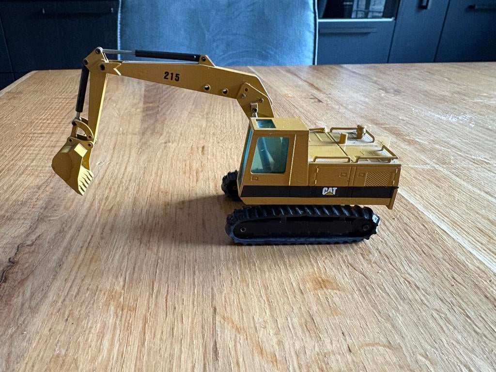 NZG 1/50 190 Caterpillar 215 graafmachine op rupsbanden, Ophalen of Verzenden, Zo goed als nieuw, Bus of Vrachtwagen, NZG