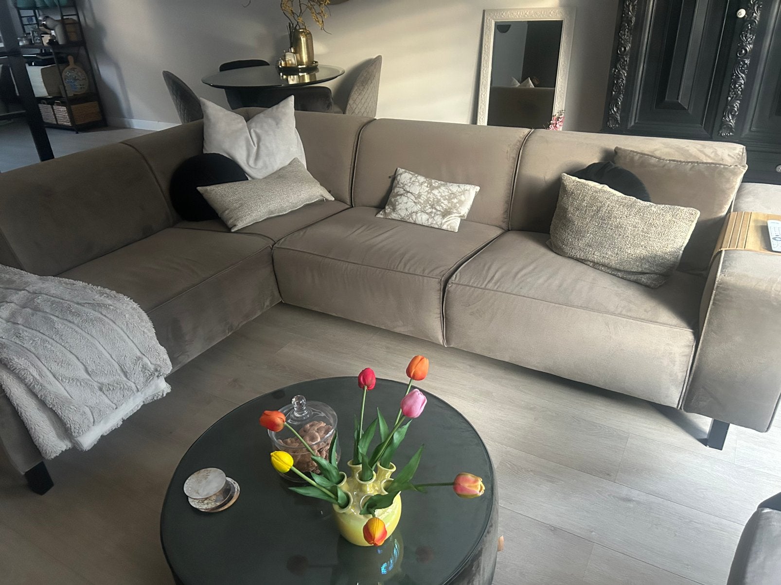 Prachtige Taupe velours hoekbank in topstaat!!, Huis en Inrichting, Banken | Bankstellen, Ophalen, Hoekbank, Zo goed als nieuw