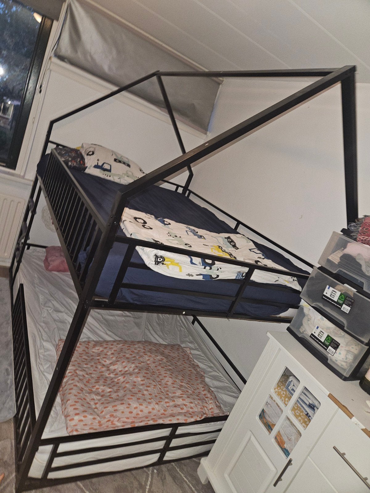 Zwart metalen stapelbed met huisframe, Gebruikt, 90 cm, 160 tot 180 cm, Tweepersoons