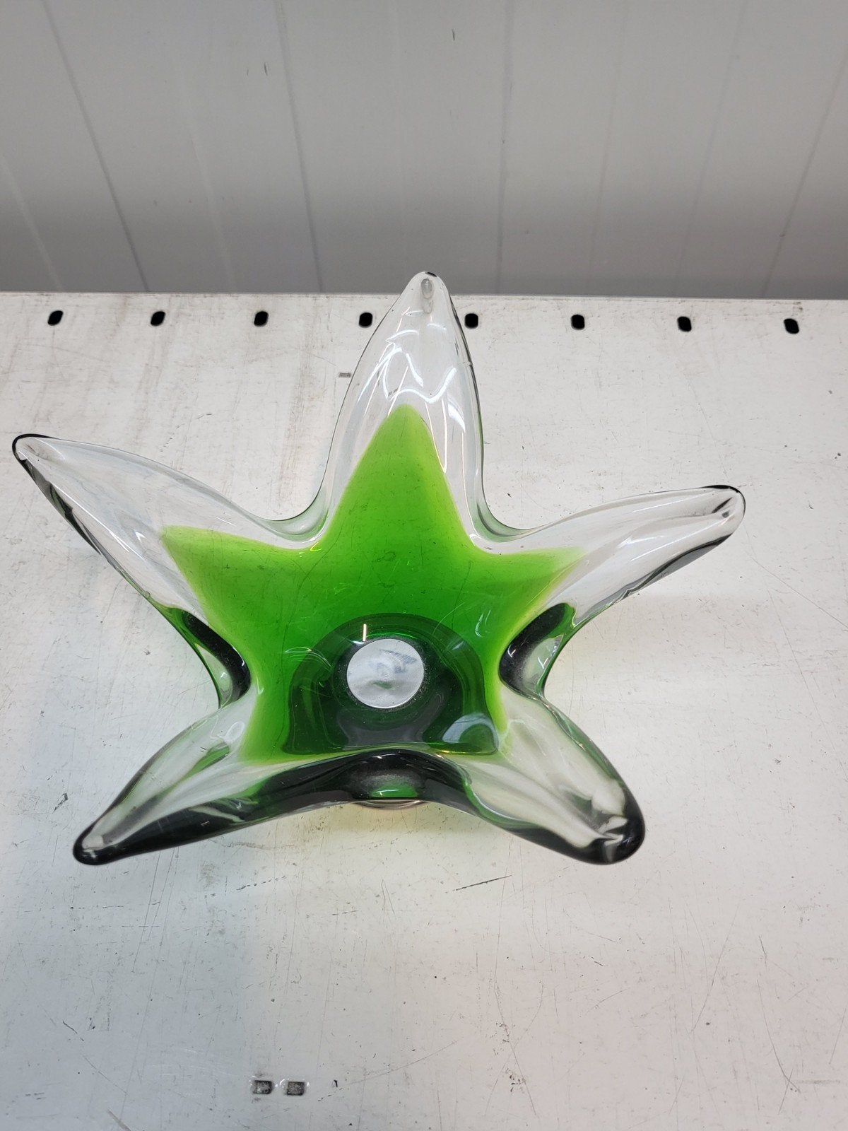 Groene glazen schaal in stervorm met metalen voet, Ophalen of Verzenden