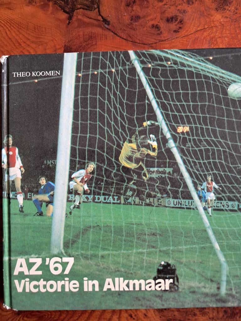 AZ kampioen! Victorie in Alkmaar. 140 pagina's, Gelezen, Theo Koomen, Ophalen of Verzenden, Balsport