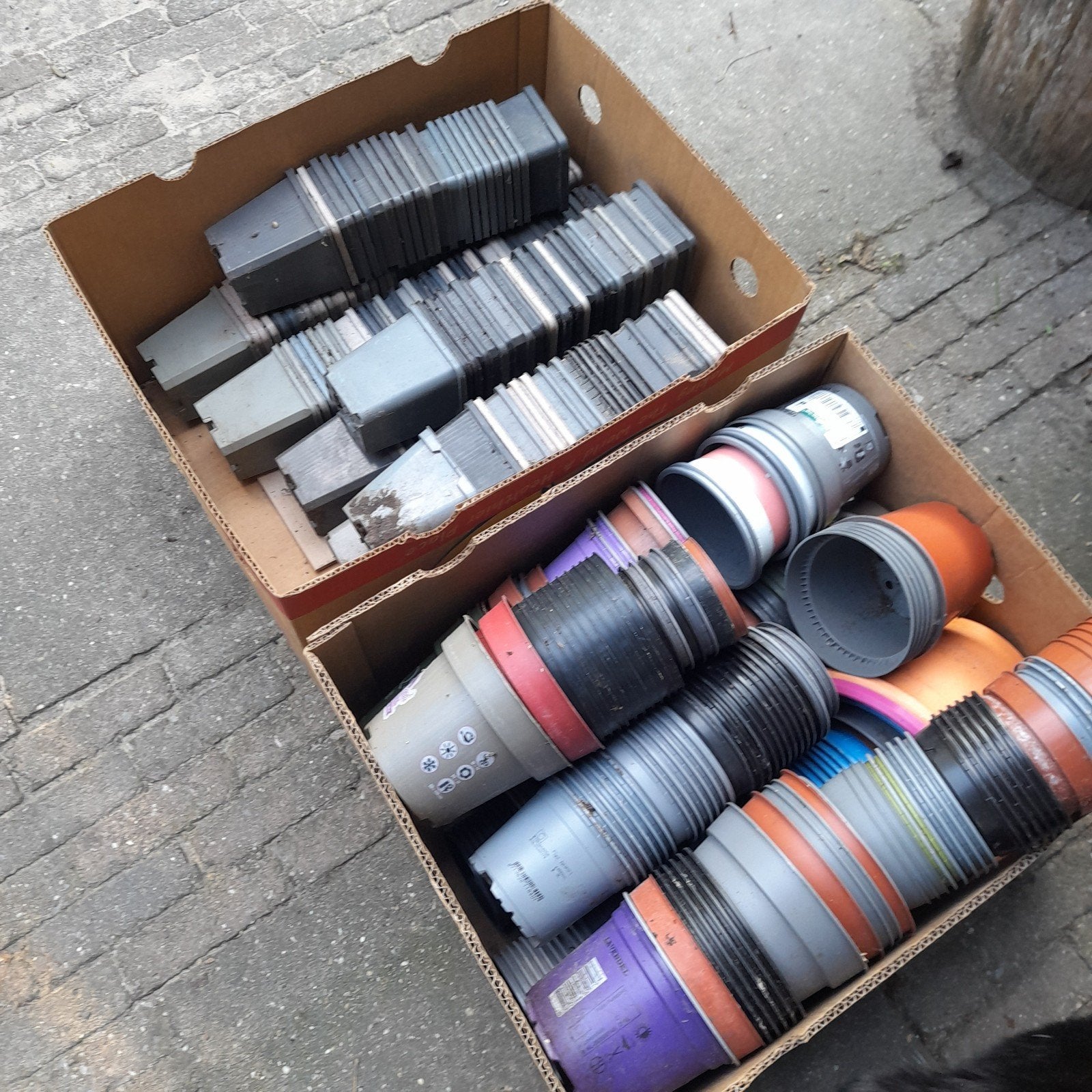 Heel veel plastic potjes., Tuin en Terras, Bloempotten, Ophalen, Kunststof, Gebruikt, Rond