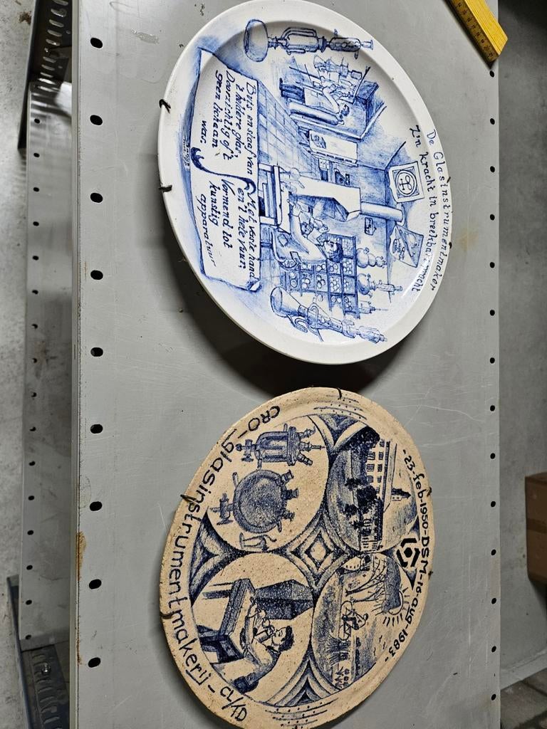 Mooie handgeschilderde borden met tekst glasblazerij DSM., Antiek en Kunst, Ophalen