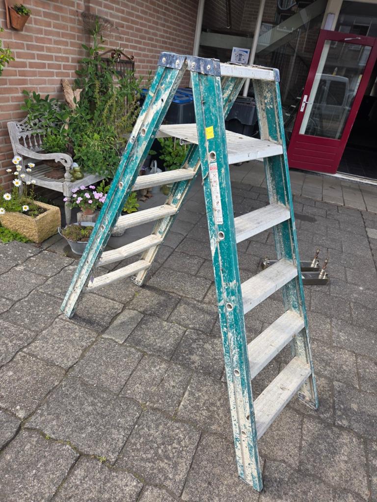 Goede trap wel 1 deuk niet hinderlijk, Doe-het-zelf en Verbouw, Ladders en Trappen, Ophalen, Minder dan 2 meter