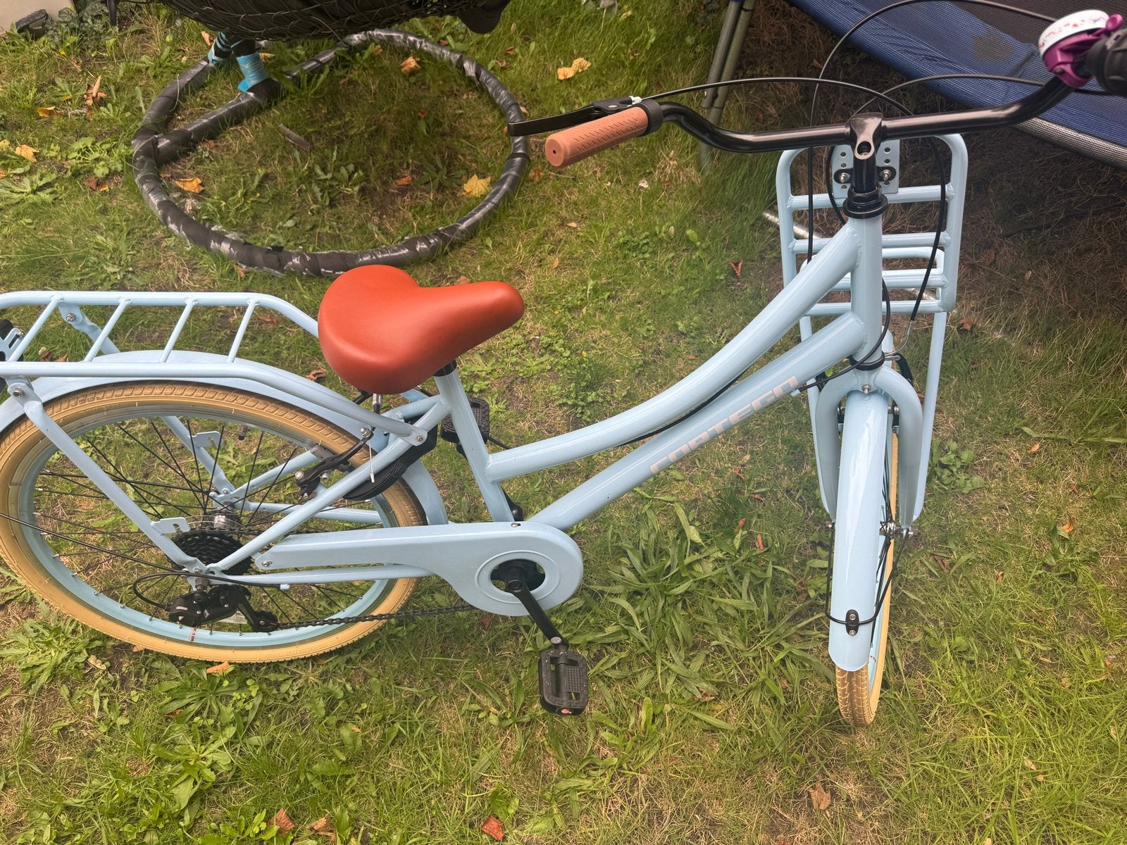 Mooie lichtblauwe kinderfiets met bagagedrager