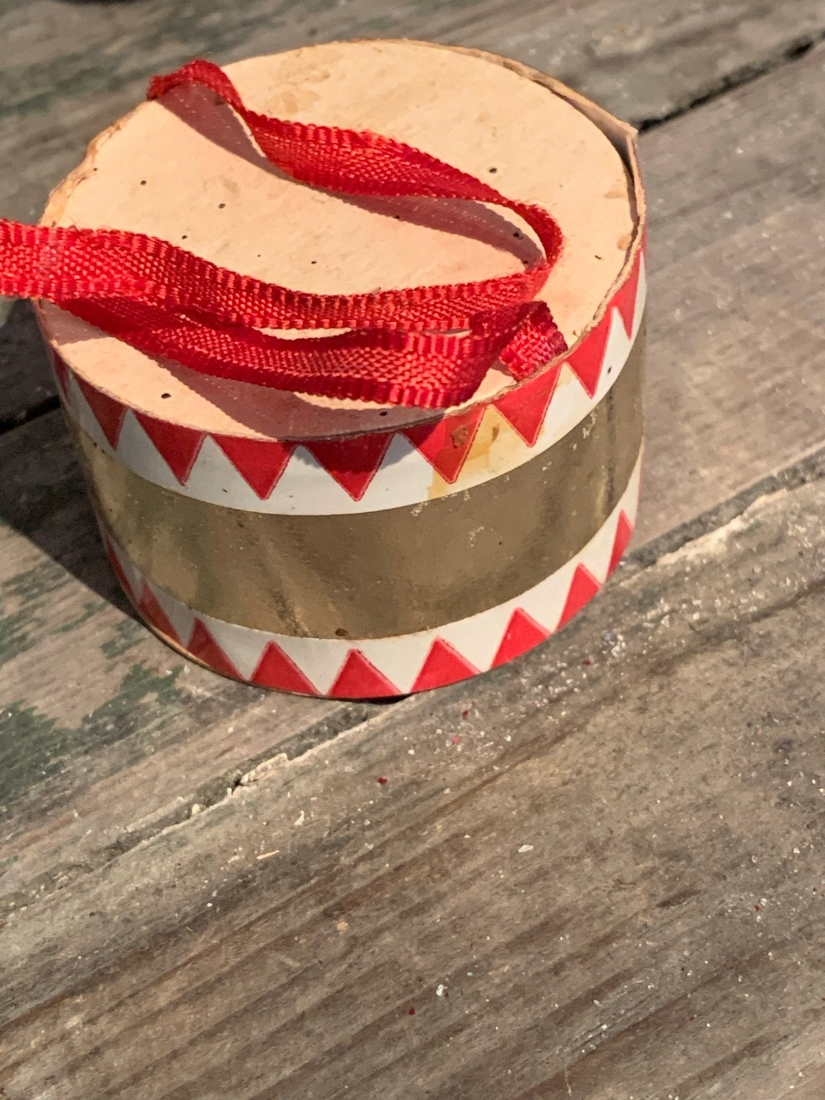 Zeer oude Kerstboom versiering trommel met rood lint, Gebruikt, T, Ophalen of Verzenden, N