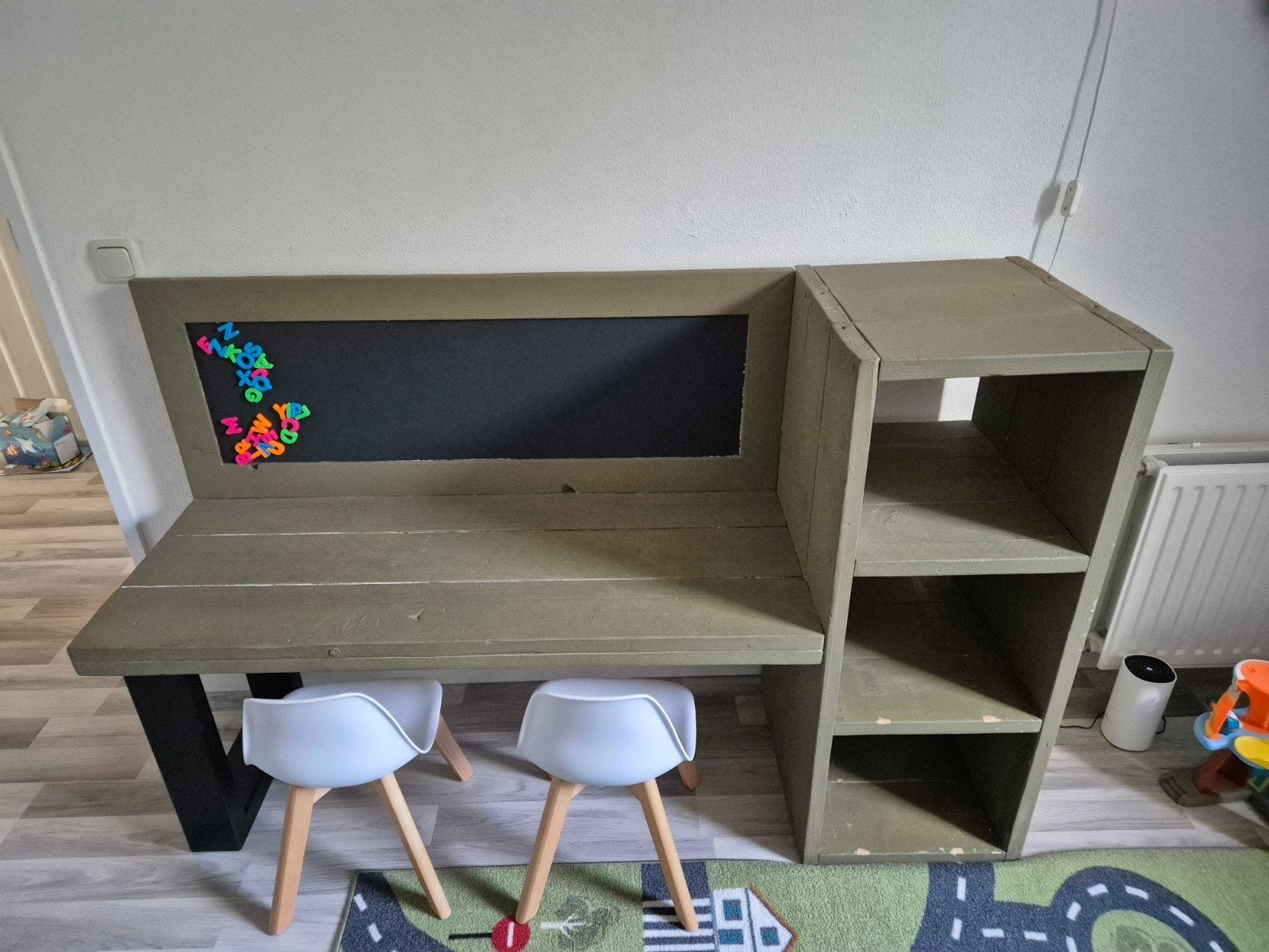 Kinderbureau met krijtbord en opbergvakken, Kinderen en Baby's, Kinderkamer | Tafels en Stoelen, Ophalen, Gebruikt, Tafel(s)