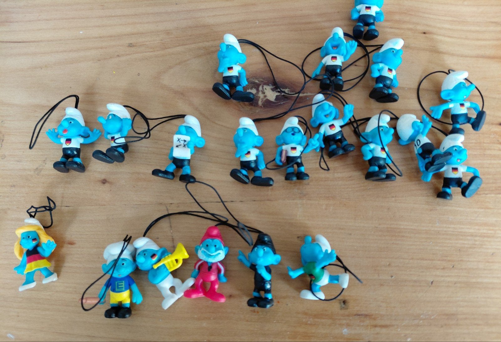 Kleine mini smurfjes aan touwtje deels voetbal smurven, Verzamelen, Ophalen of Verzenden, Gebruikt, Verschillende Smurfen
