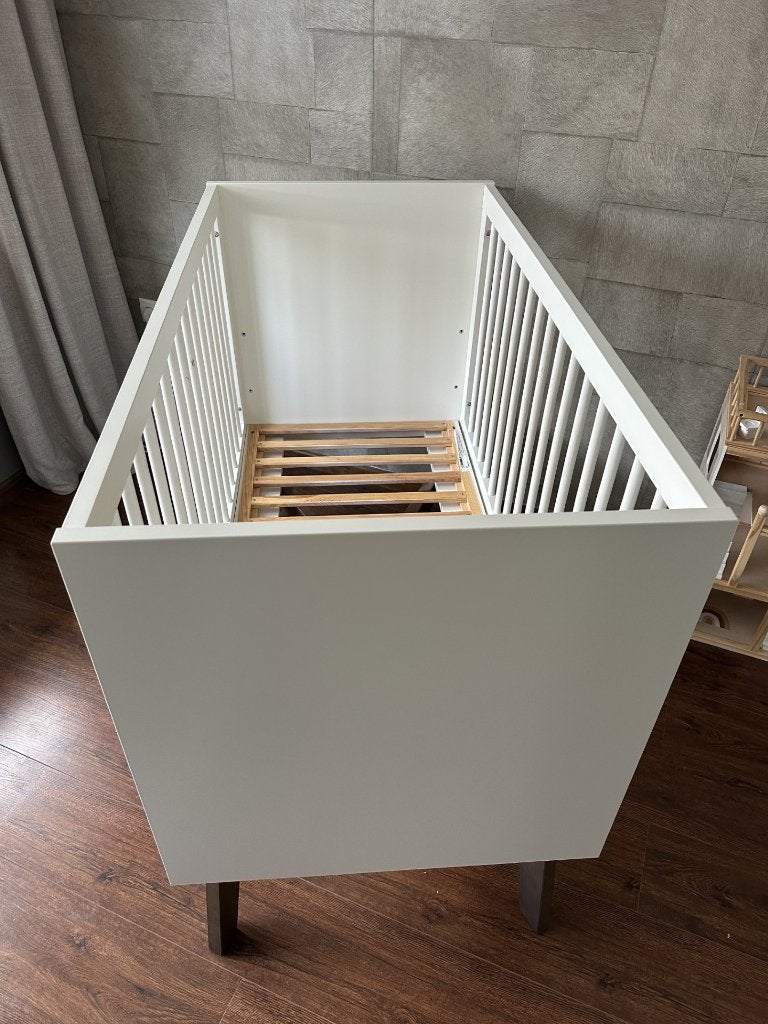 Ledikant en Commode mat wit, walnoot: Sixties serie -Kidsmil, Ophalen, Zo goed als nieuw, Jongetje of Meisje