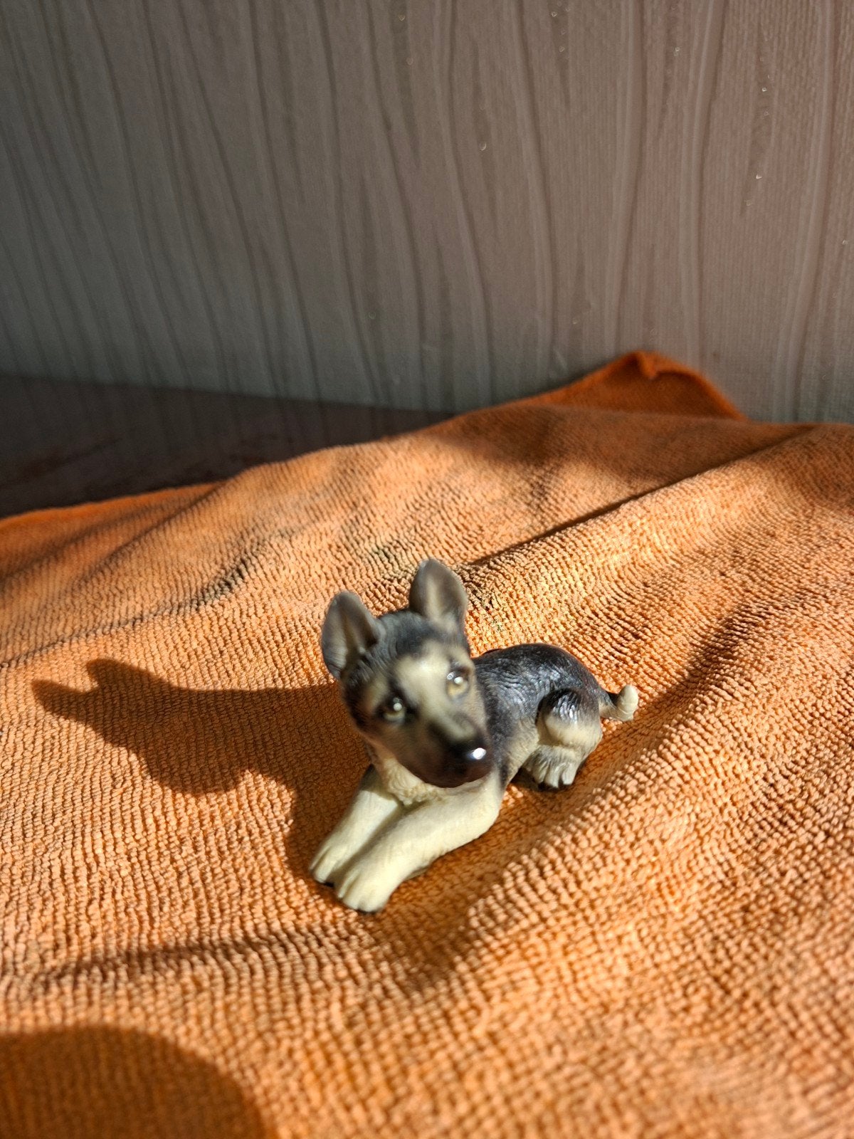 Schattig Herdershond Beeldje- Perfect voor Hondenliefhebbers, Ophalen, Zo goed als nieuw, Hond of Kat, Beeldje of Figuurtje