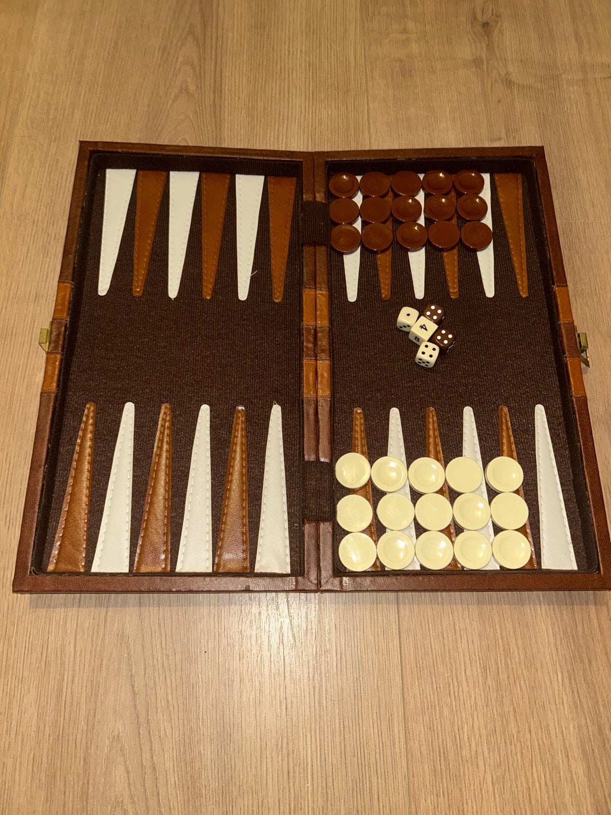 Backgammon spel in lederen koffer, Hobby en Vrije tijd, Een of twee spelers, Ophalen of Verzenden, Zo goed als nieuw