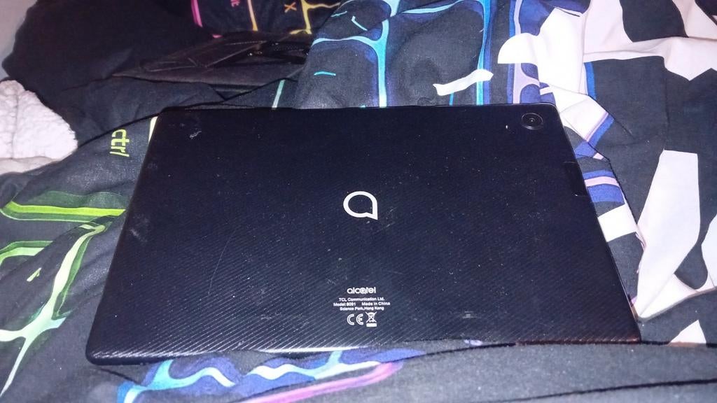 Alcatel tablet met hoesje en lichte krasjes, Ophalen of Verzenden, Gebruikt, Alcatel