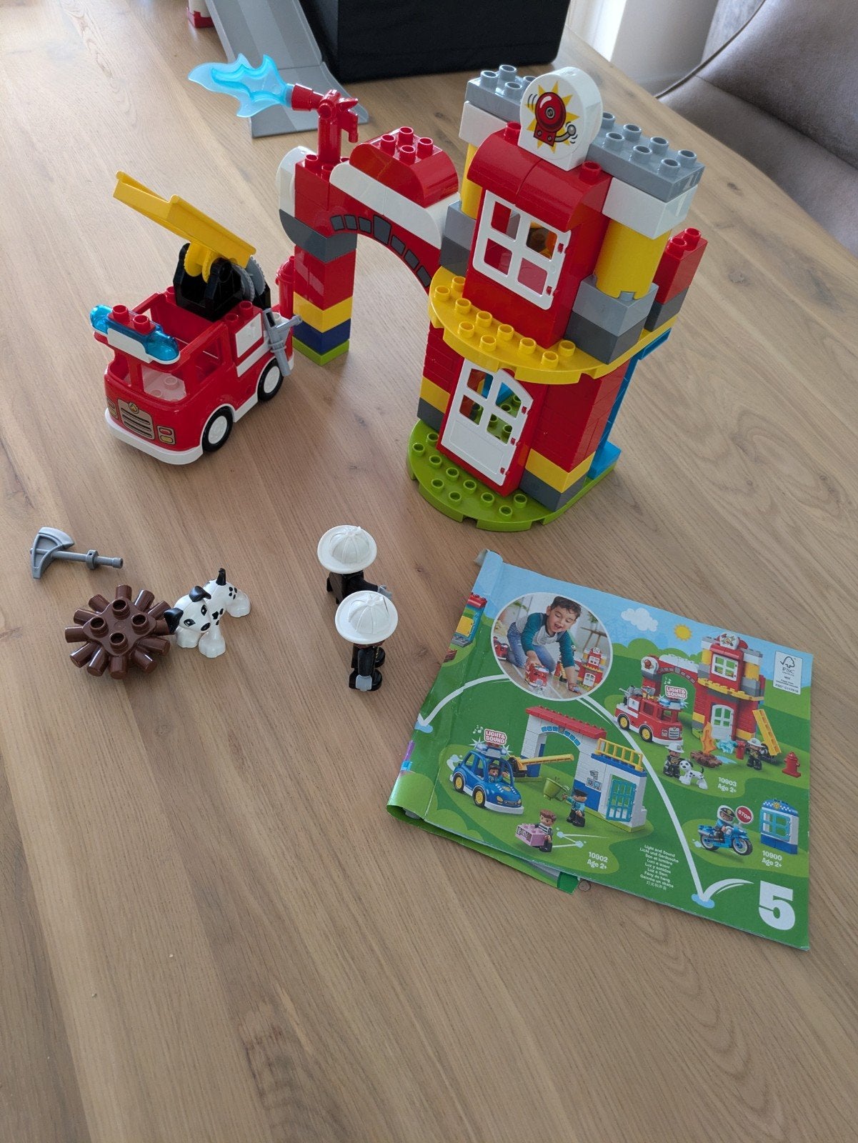 Duplo Brandweerkazerne met brandweerwagen en figuren, Kinderen en Baby's, Speelgoed | Duplo en Lego, Ophalen of Verzenden, Zo goed als nieuw