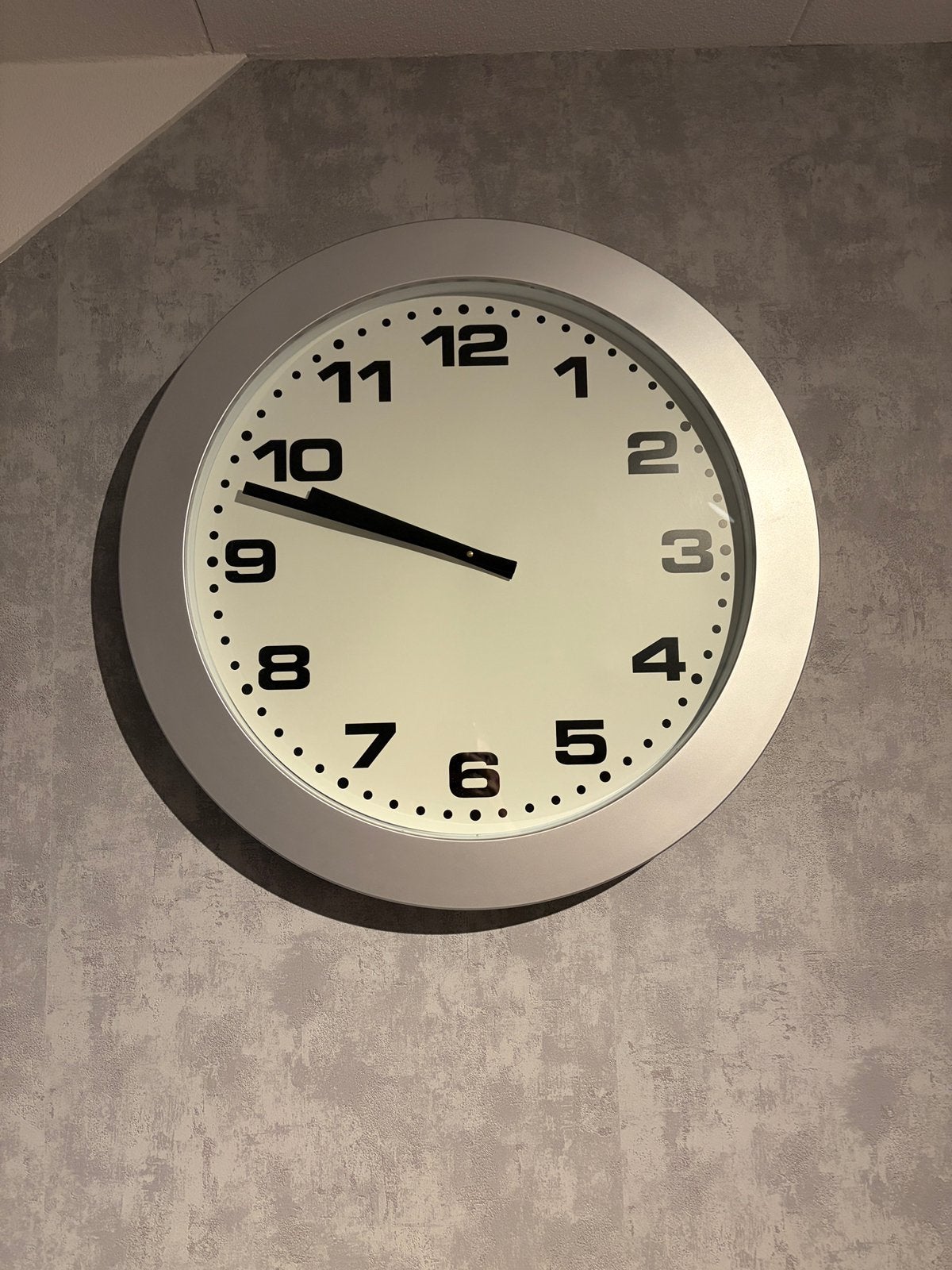 Wandklok zilver 65 cm, Ophalen, Zo goed als nieuw, Wandklok