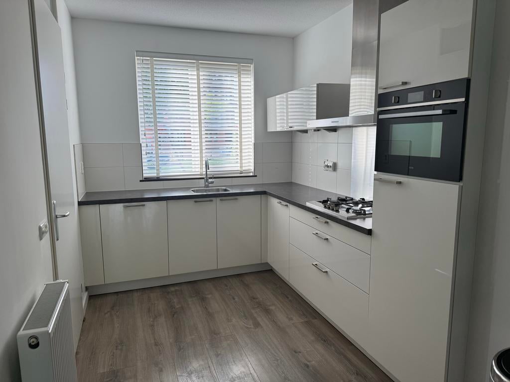 Moderne hoekkeuken met inbouwapparatuur, Huis en Inrichting, Keuken | Complete keukens, Ophalen, Gebruikt, Wit, Hoekkeuken