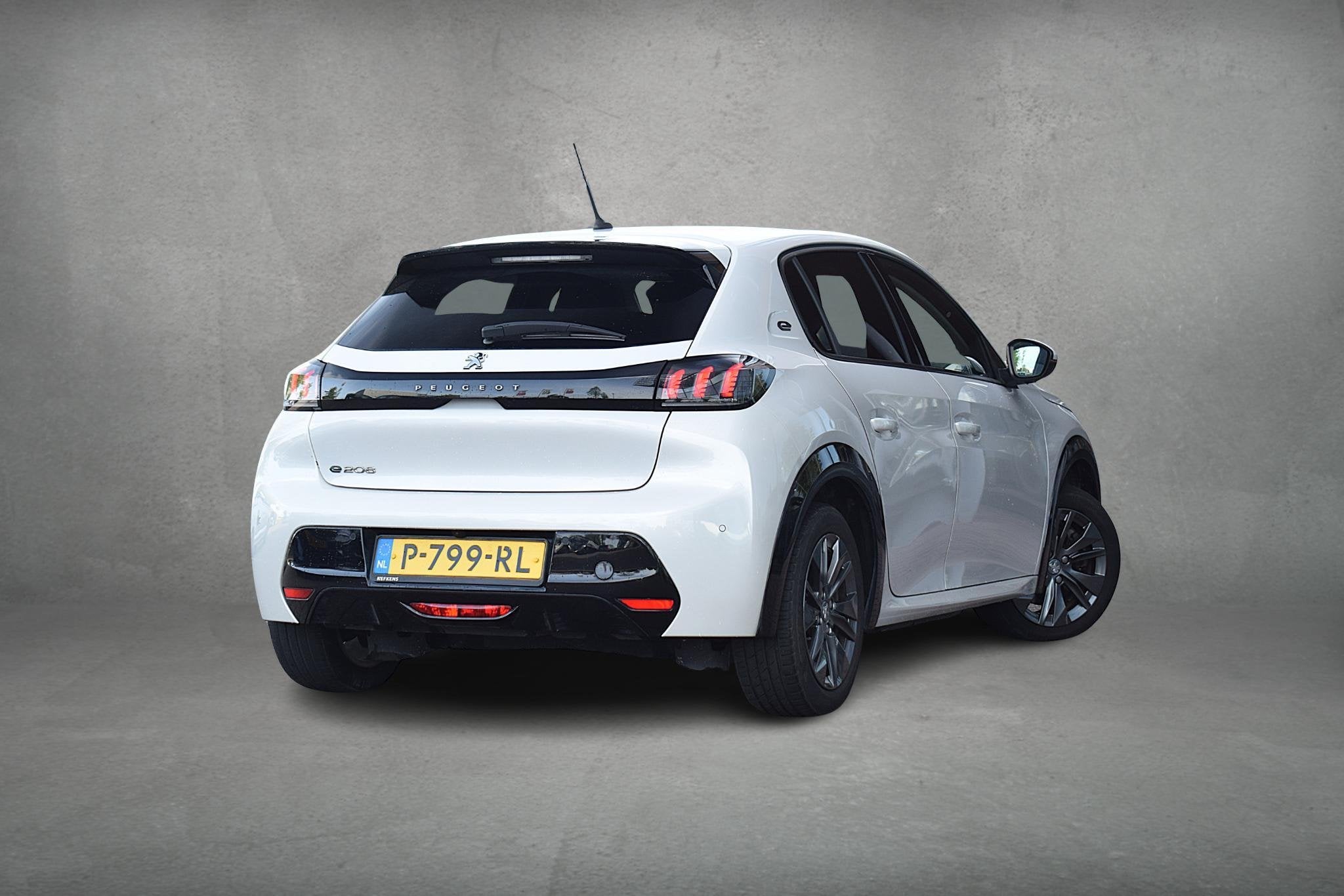 Peugeot e-208 EV Active 50 kWh | SOH: 92,3% | Apple CarPlay, Auto's, Gebruikt, Parkeersensor, Wit, 315 min