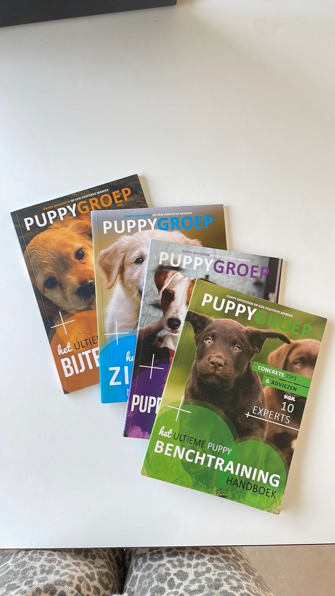 Boeken serie: puppy groep - het ultieme puppy handboek, Boeken, Ophalen of Verzenden, Zo goed als nieuw, Honden