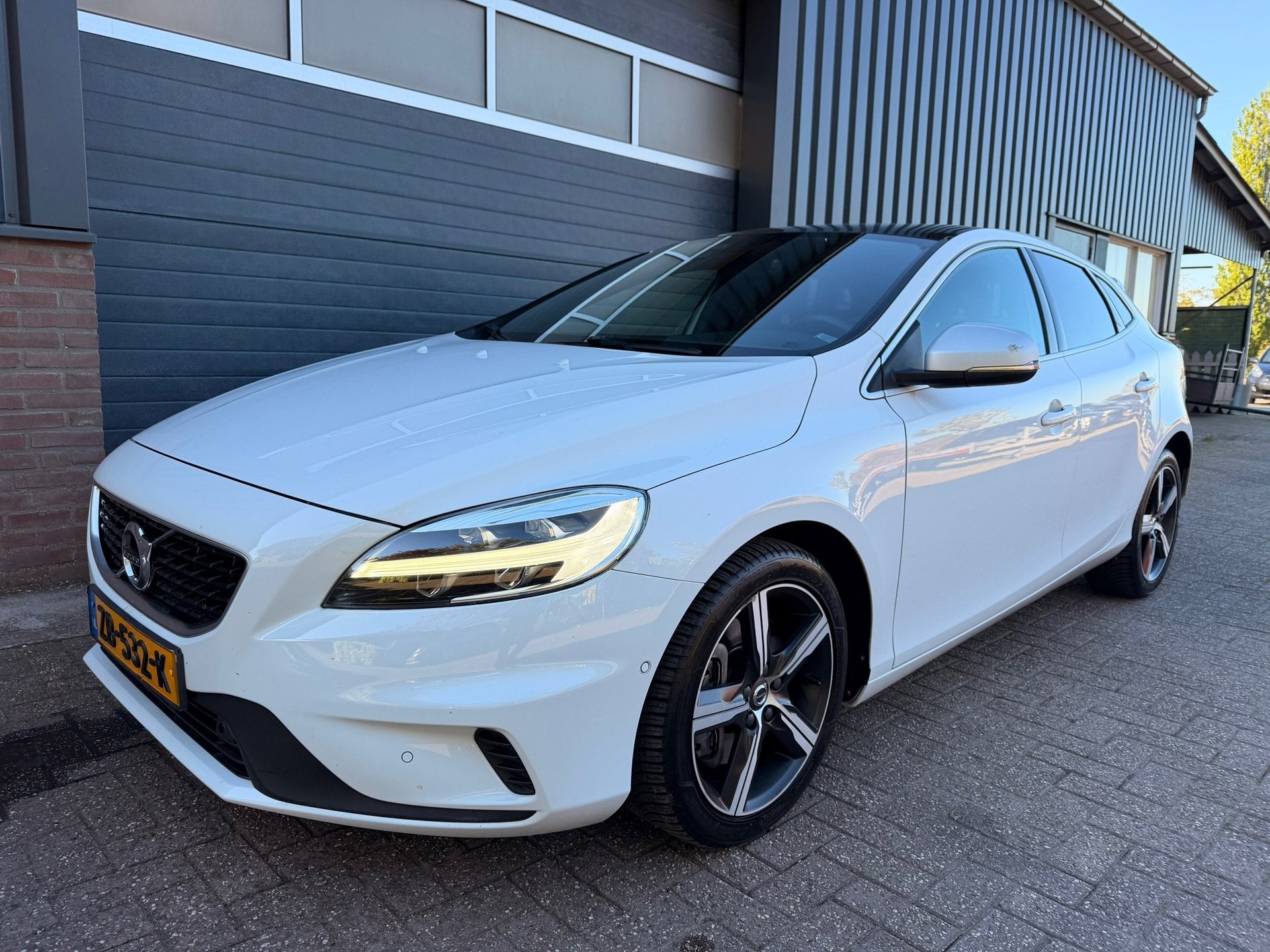 Volvo V40 1.5 T3 152PK Polar+ Sport Panoramadak / Keyless en, Auto's, Volvo, Lichtsensor, 4 cilinders, 700 kg, Wit