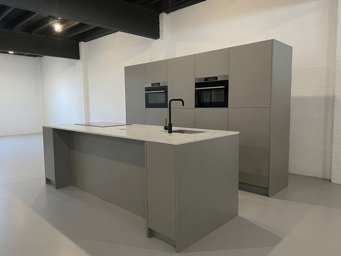 Prachtige showroom keuken met kookeiland, Overige kleuren, Overige typen, Nieuw, Ophalen of Verzenden