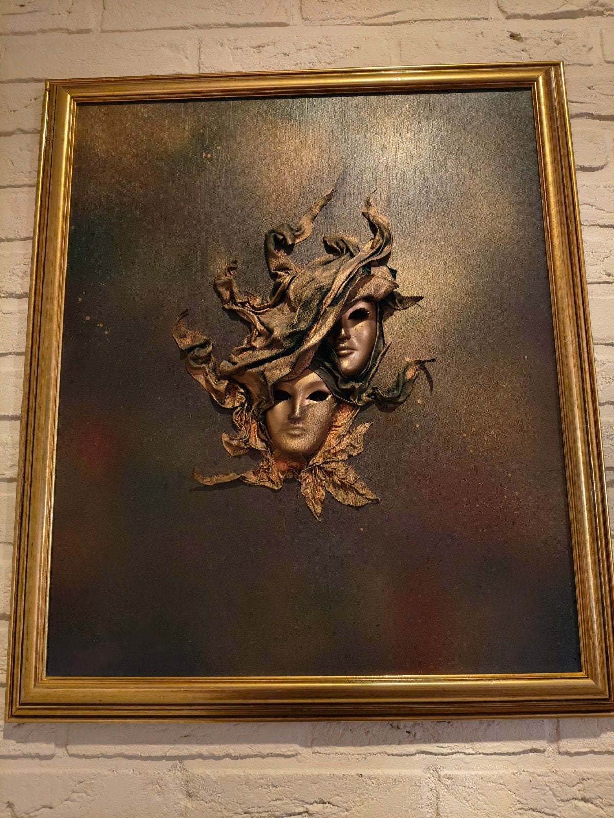 Mysterieuze Maskers: 3D Kunstwerk in Gouden Lijst, Antiek en Kunst, Kunst | Schilderijen | Modern, Figuren, Ophalen of Verzenden