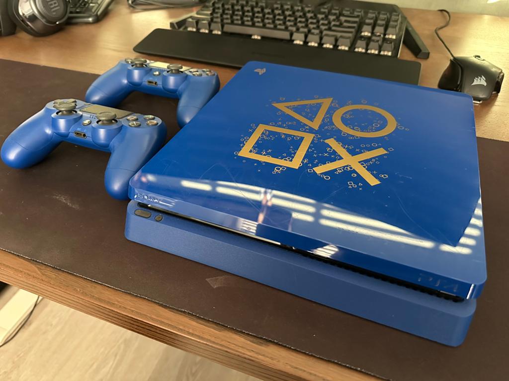 PS4 Slim Days of Play (500GB) - Limited Edition, Spelcomputers en Games, Spelcomputers | Sony PlayStation 4, Ophalen, Met 2 controllers