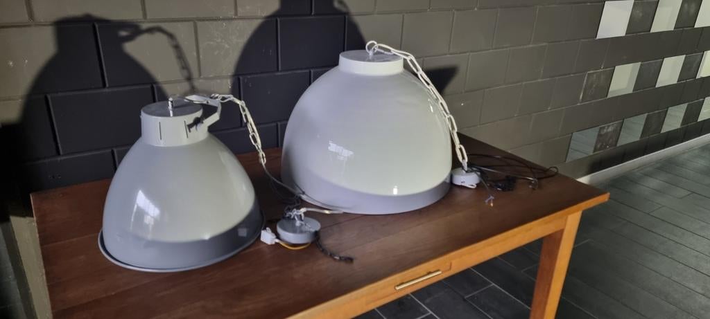 2 Hanglampen: Grijs (43cm) en Wit (60cm) - Zo goed als nieuw, Ophalen of Verzenden, Zo goed als nieuw, Metaal, Modern, Industrieel
