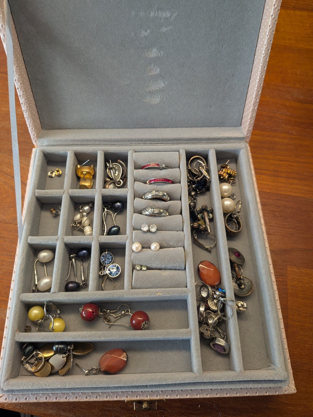 Vintage sieradendoosje gevuld met diverse sieraden – oorbell, Overige merken, Overige materialen, Verguld, Ophalen of Verzenden
