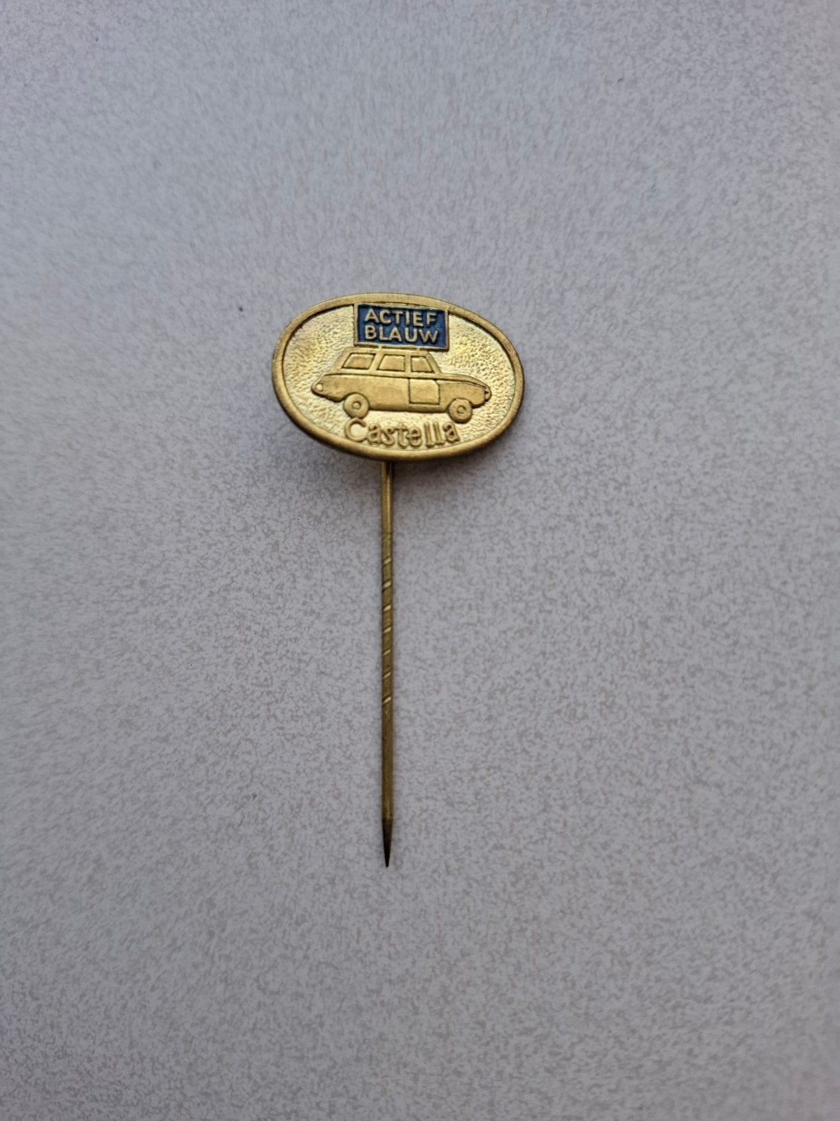 Vintage speldje pin prikker steekspeld Actief Blauw Castella, Verzamelen, Speldjes, Pins en Buttons, Ophalen of Verzenden