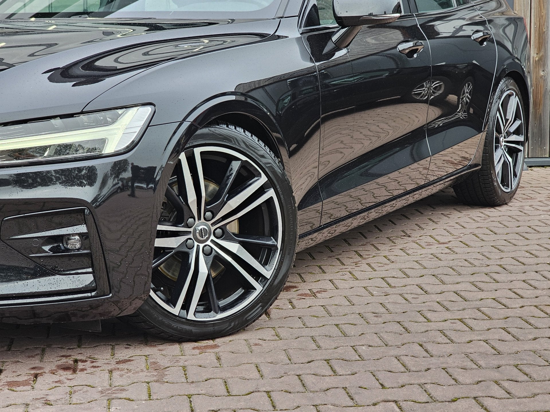 Volvo V60 2.0 B3 R-Design | LED | Trekhaak | Elek bestuurder, 4 cilinders, Zwart, 177 pk, Onderhoudsboekje