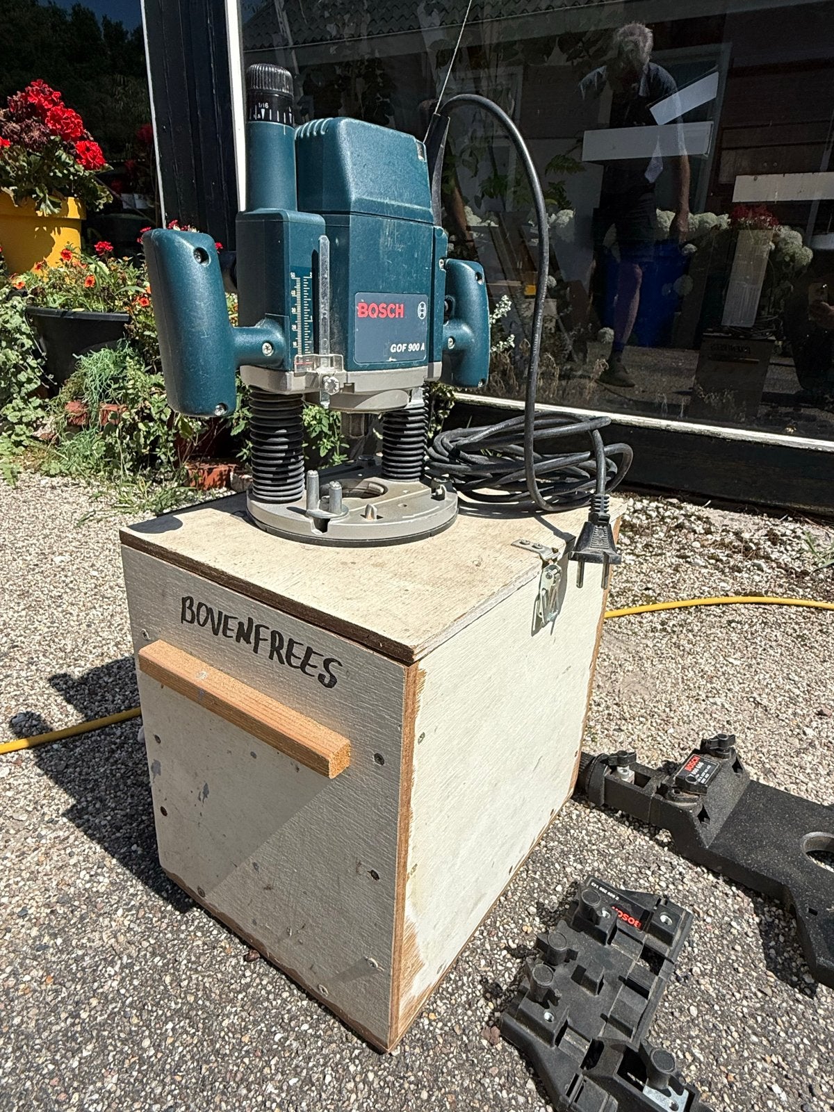 Bosch GOF 900 A Bovenfrees met accessoires, Ophalen, Gebruikt, Elektrisch, Bovenfrees