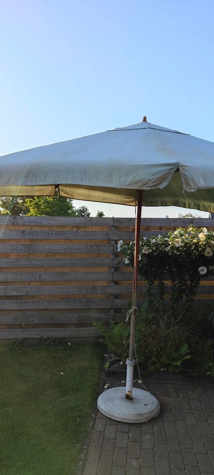 Grote parasol met voet., Tuin en Terras, Parasols, Gebruikt, Zweefparasol, Ophalen