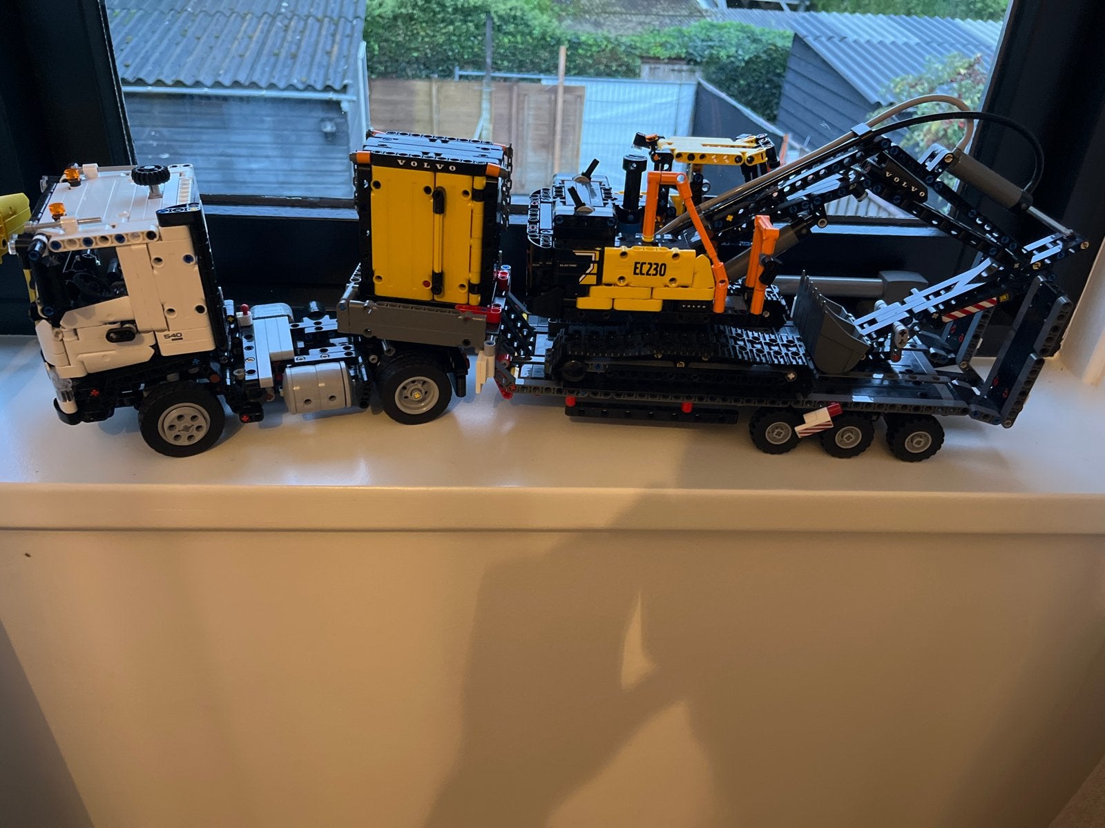 Lego Technic Vrachtwagen met Volvo Graafmachine, Ophalen of Verzenden, Zo goed als nieuw