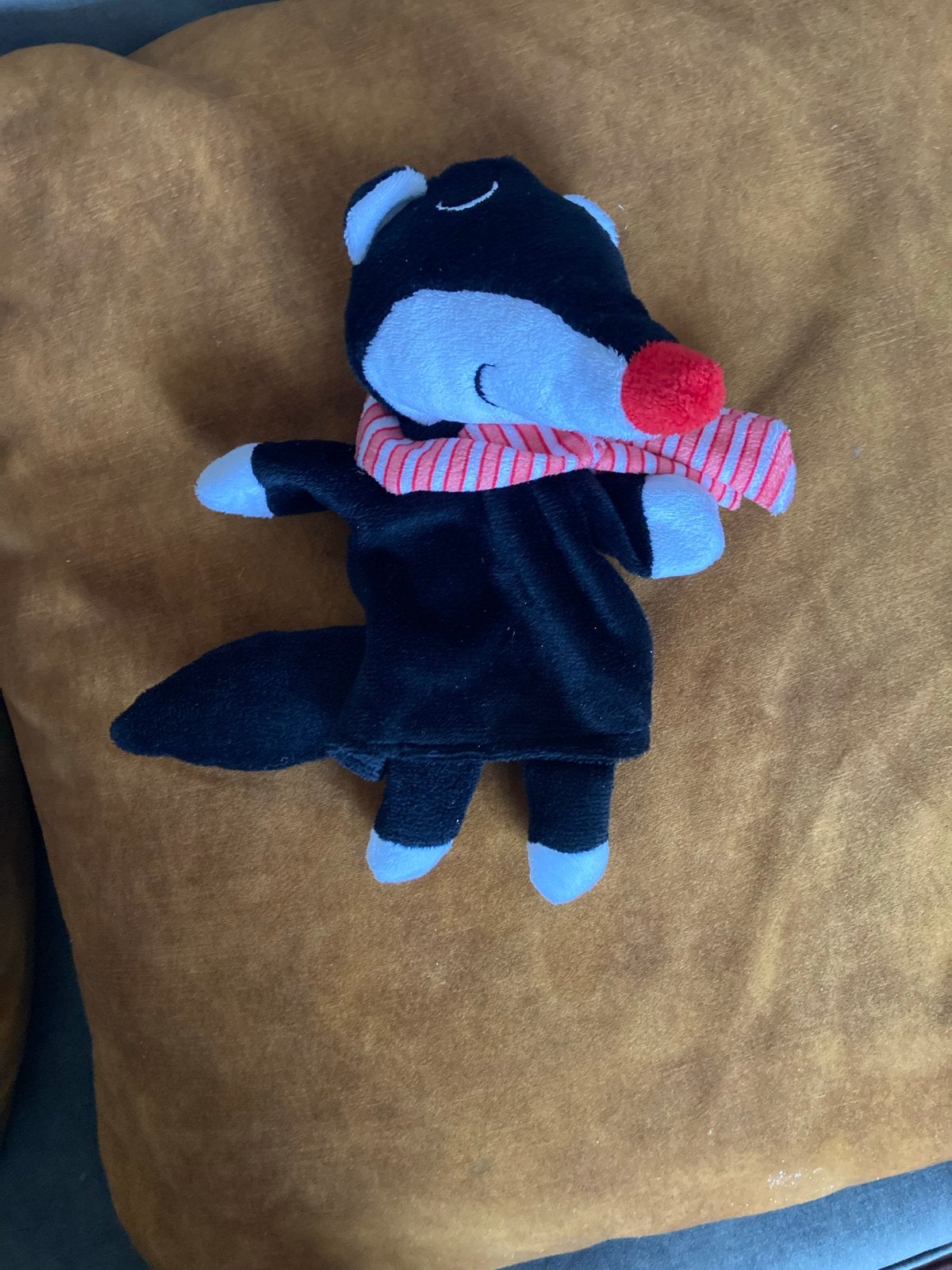 Schattige knuffel das met sjaal - handpopje, Overige typen, Zwart, Ophalen of Verzenden, Zo goed als nieuw