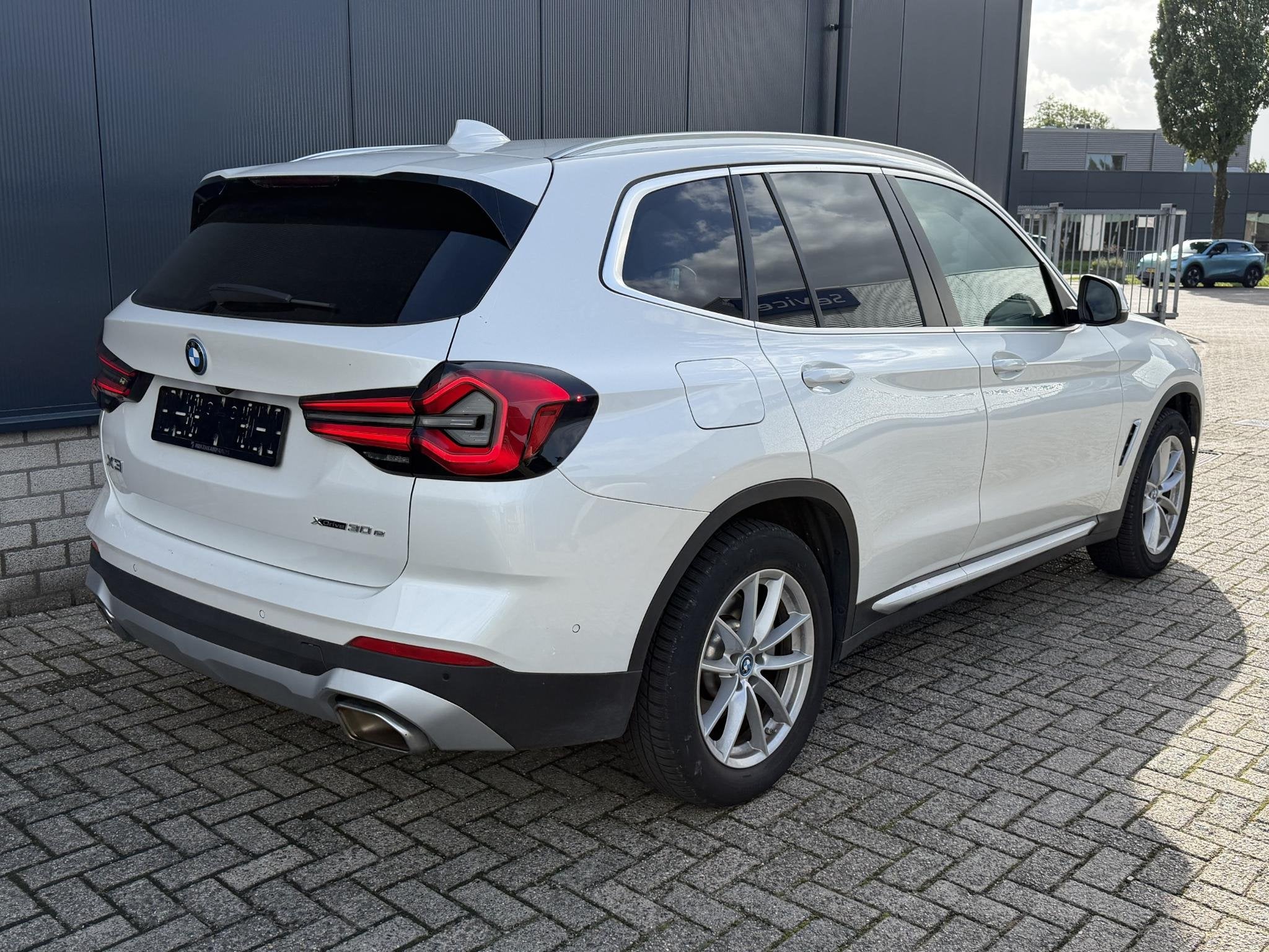BMW X3 xDrive30e 18"/Leder/Dodehoek/Camera/Keyless/LED/Navig, Auto's, Gebruikt, 4 cilinders, 2000 kg, Wit