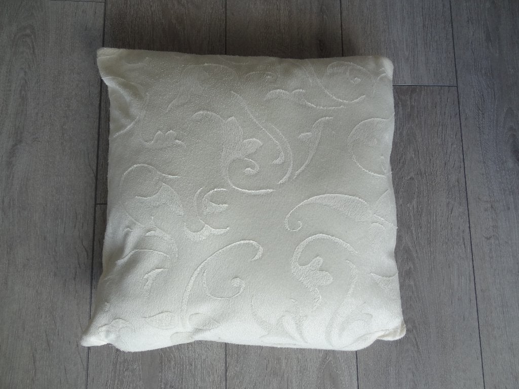 Kussen 45X45 CM Wit Met Motief Incl. Kussenvulling >Snelle V, Vierkant, Ophalen of Verzenden, Zo goed als nieuw, Sierkussen
