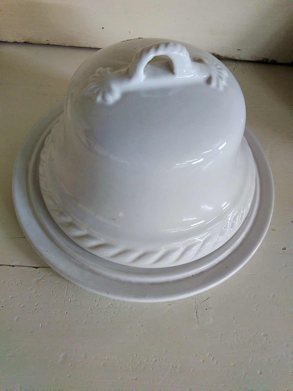 Witte aardewerk stolp met schaal, Ophalen of Verzenden