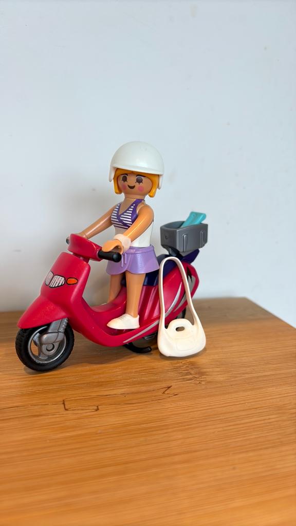 Playmobil My Life meisje met scooter 9084 compleet en zgan, Ophalen of Verzenden, Zo goed als nieuw