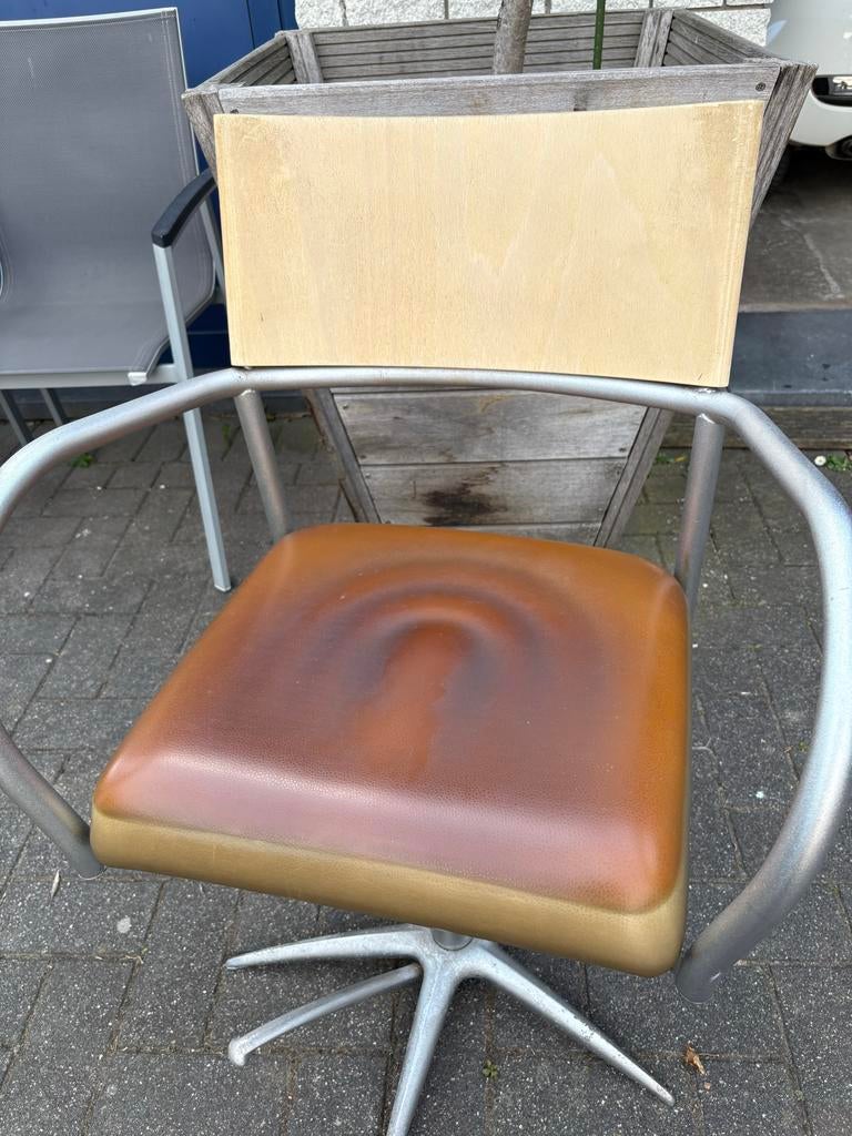 Draaibareen hoogte verstelbare stoel met houten rugleuning, Ophalen, Gebruikt, Bruin, Eén
