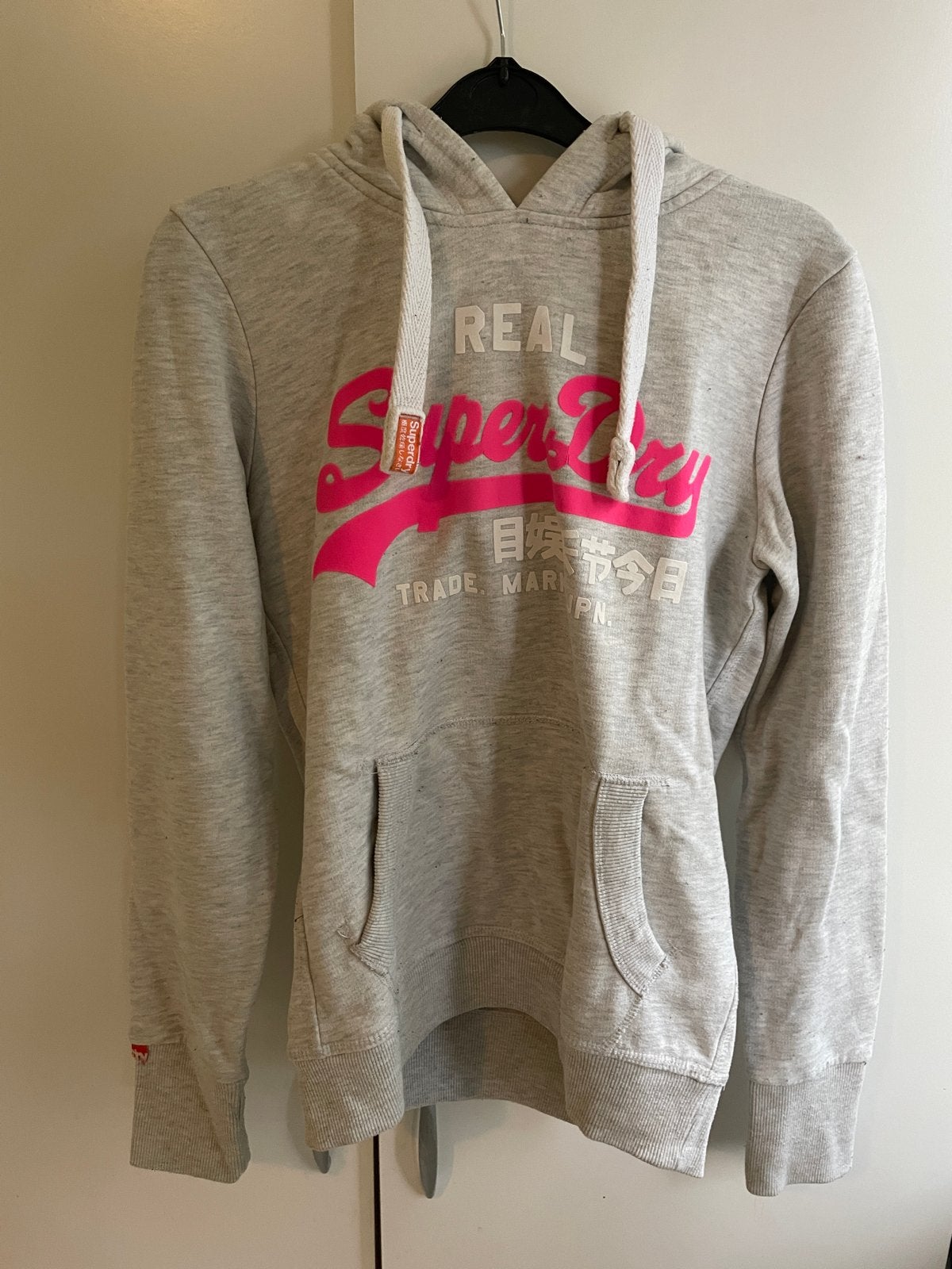 Superdry hoodie met roze opdruk - Maat S, Ophalen of Verzenden, Gedragen, Maat 36 (S), Grijs