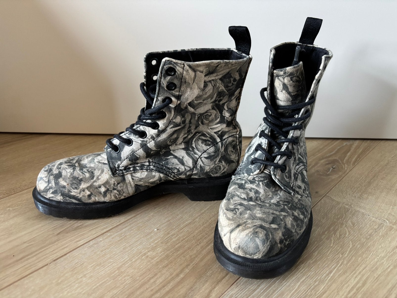 Dr. Martens 1460 Beckett Canvas Rozen/Schedels Maat 38, Kleding | Dames, Schoenen, Ophalen of Verzenden, Zo goed als nieuw, Zwart