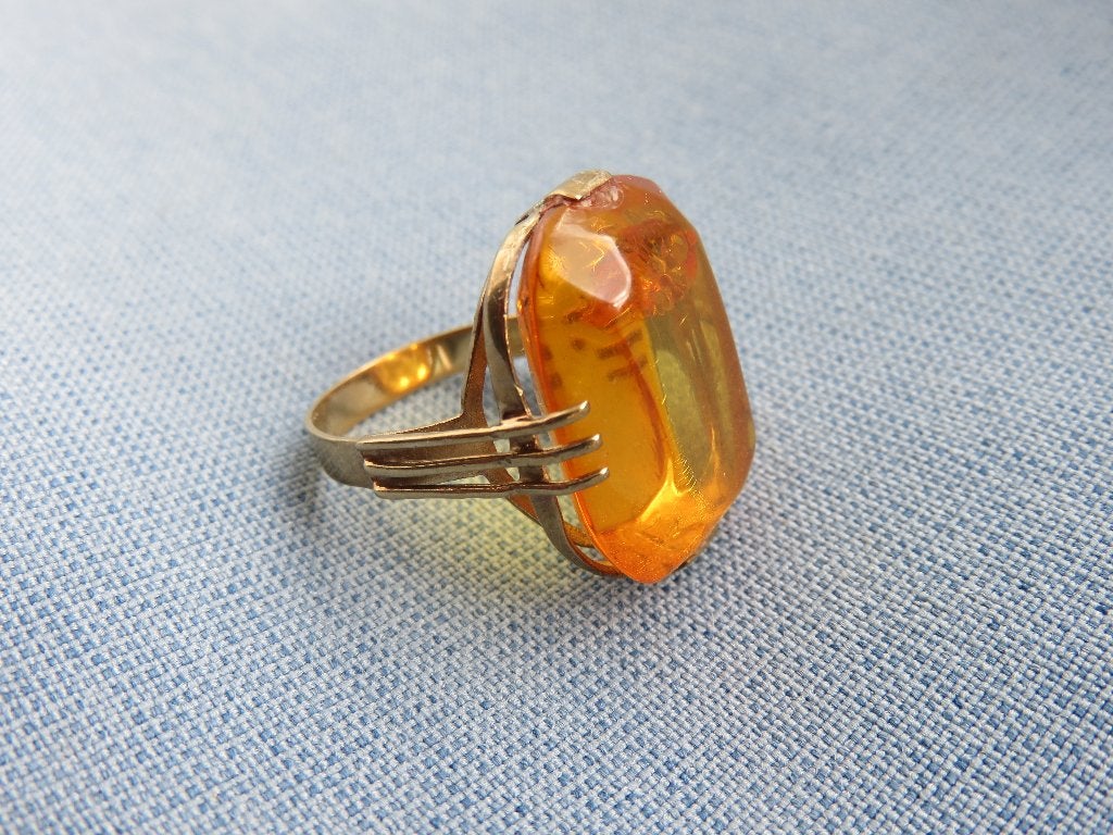 Antieke ring met barnsteen in 8 karaat goud, Ophalen of Verzenden, Goud, Ring