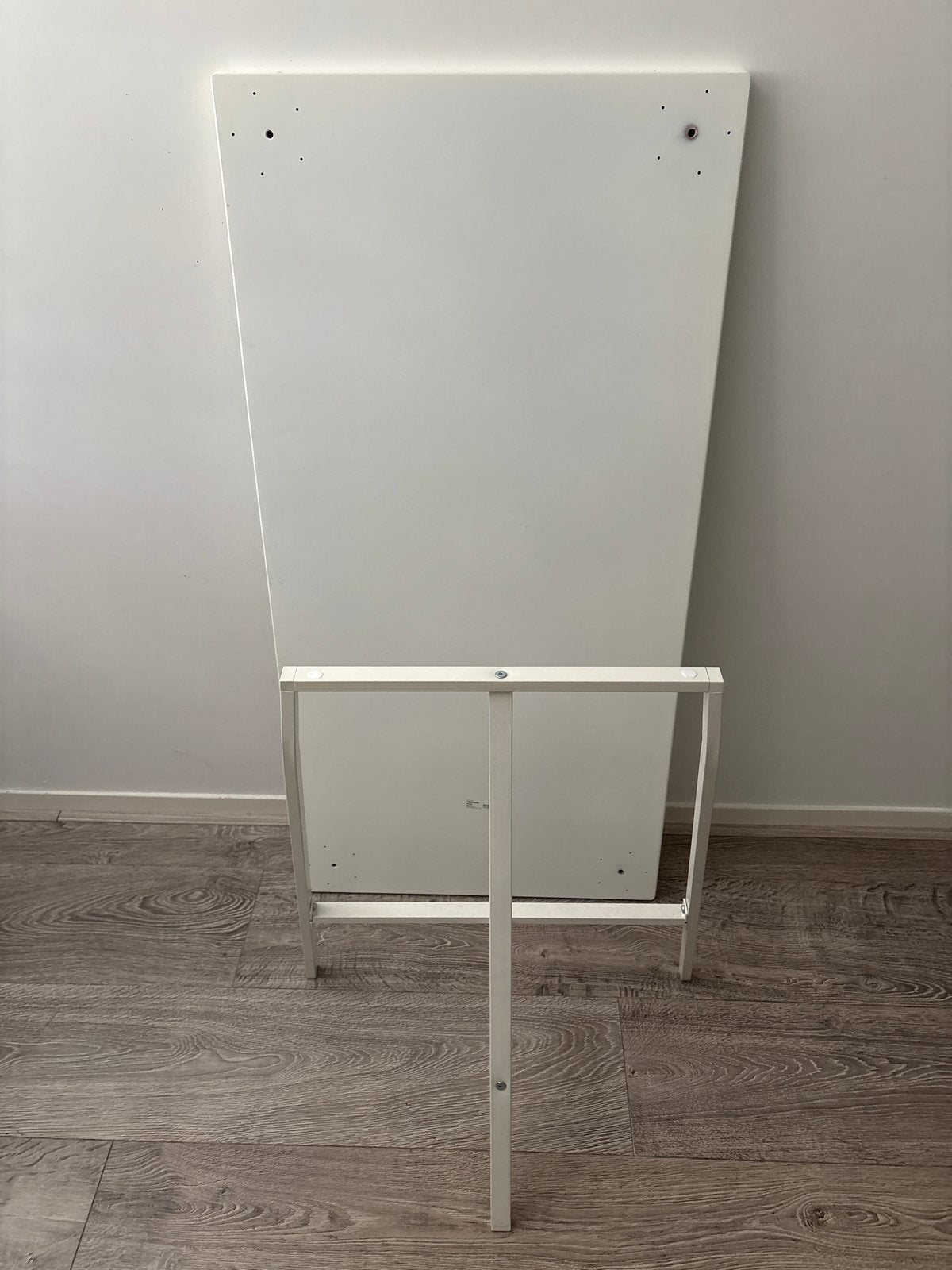 Gratis IKEA Hissmon bureau blad met Lerberg bureaupoot, Huis en Inrichting, Bureaus, Ophalen, Overige typen, Gebruikt, Spaanplaat of MDF