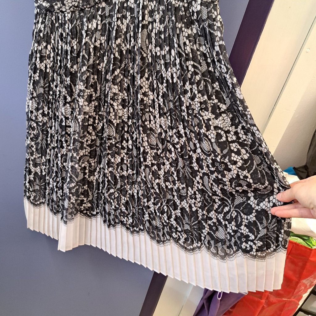 DKNY zwart / grijs geprint jurkje plissé rok mt 36 S 42205, ., Zwart, DKNY, Ophalen of Verzenden