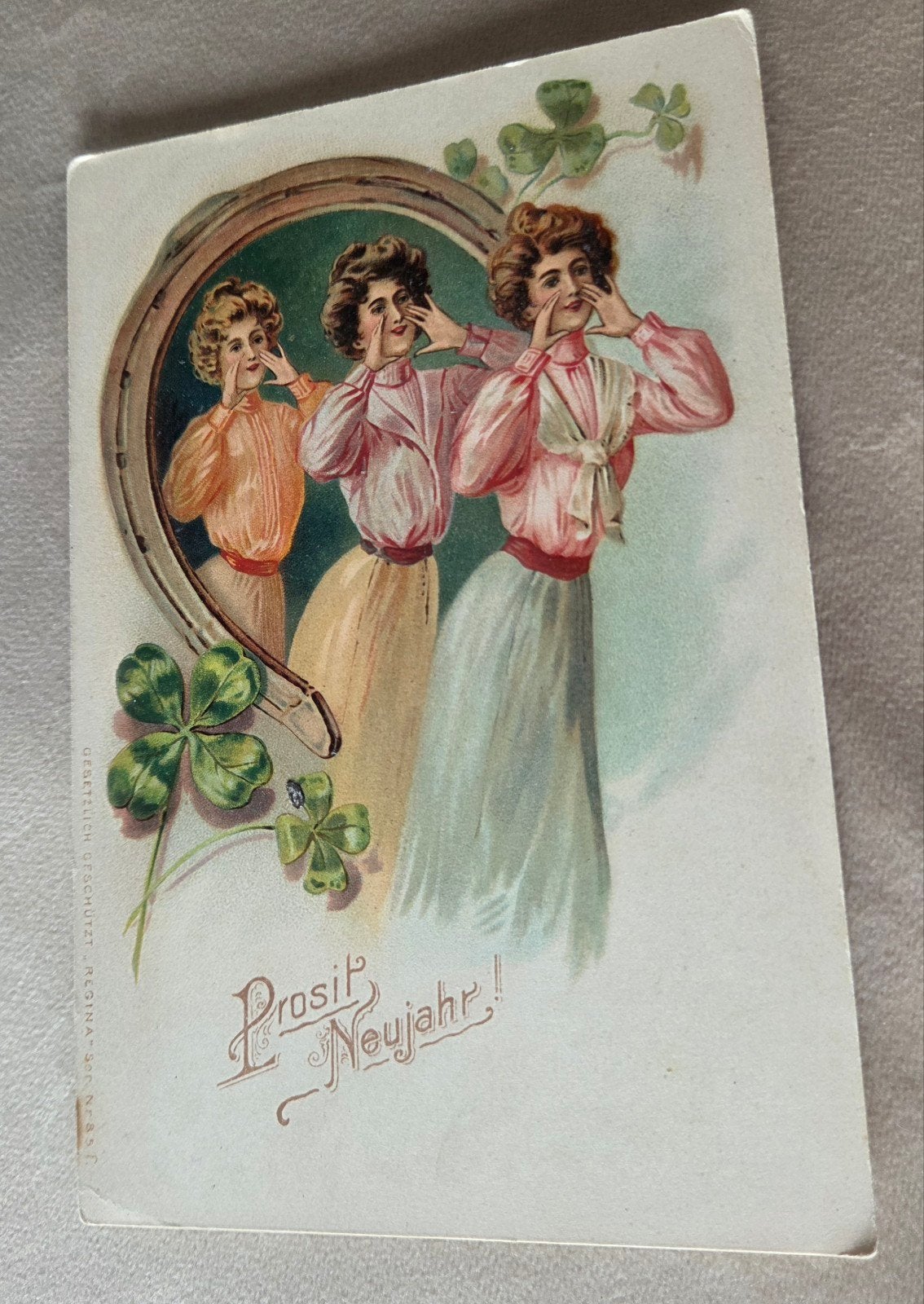 Antieke Ansichtkaart 'Prosit Neujahr!' met Drie Dames, Verzenden, 1920 tot 1940, Ongelopen, Overige thema's