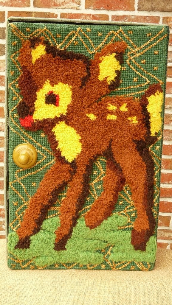deksel-opbergdoos met geborduurd  Bambi-lammetje, Ophalen of Verzenden, Zo goed als nieuw