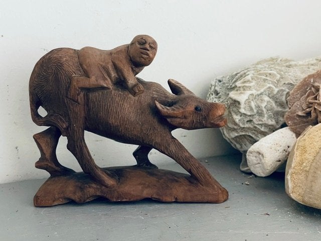 Vintage houten beeld. Aziatisch houtsnijwerk. Man op buffel, Antiek en Kunst, Ophalen, Minder dan 20 cm, Beeld, Hout