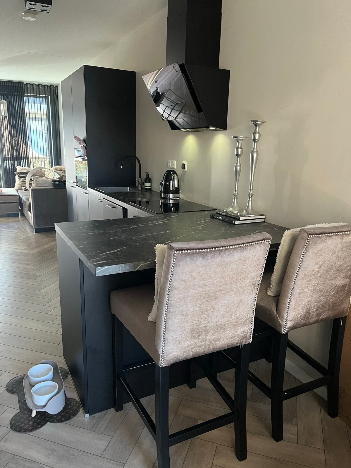 Moderne zwarte hoekkeuken met apparatuur en bar, Overige materialen, Zwart, Hoekkeuken, Ophalen of Verzenden