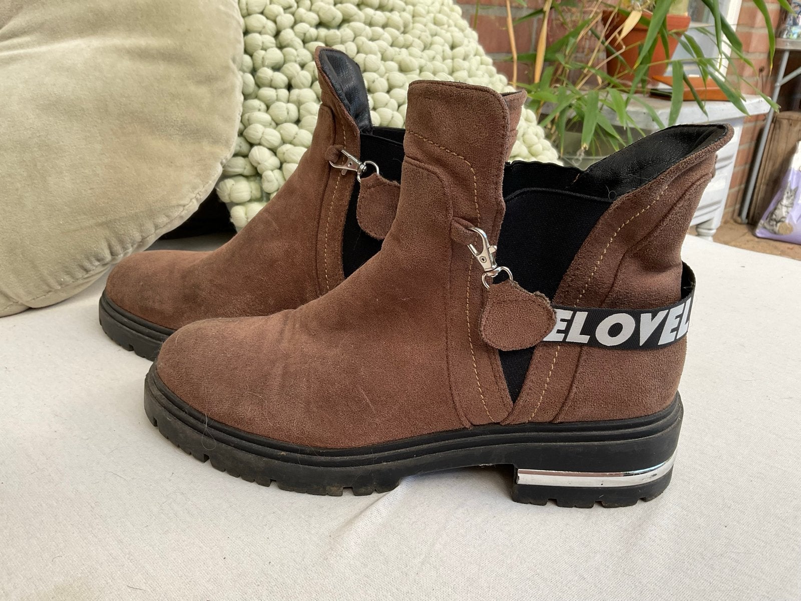 Bruine enkellaarzen met 'LOVELOVE' detail, Ophalen, Zo goed als nieuw, Bruin, Lage of Enkellaarzen
